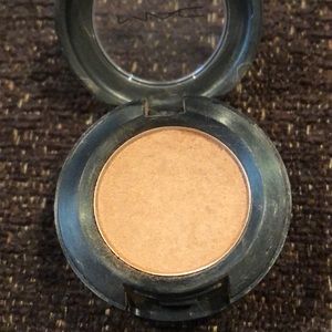 MAC eyeshadow in Arena
